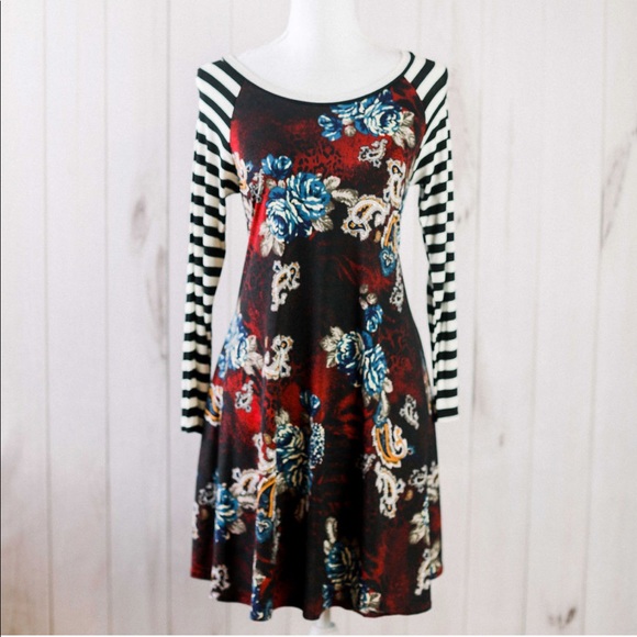 🎈The Gabriella Dress- red floral with stripes - Picture 4 of 9